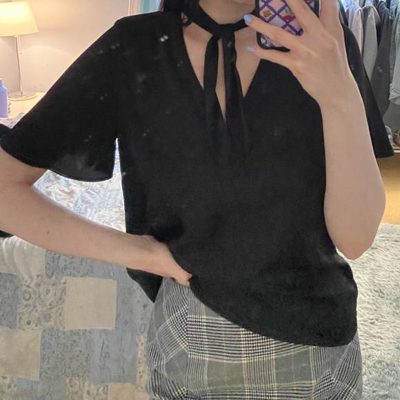 ❌SOLD❌ Black Neck Tie Satin Effect Blouse - Picture 2 of 8